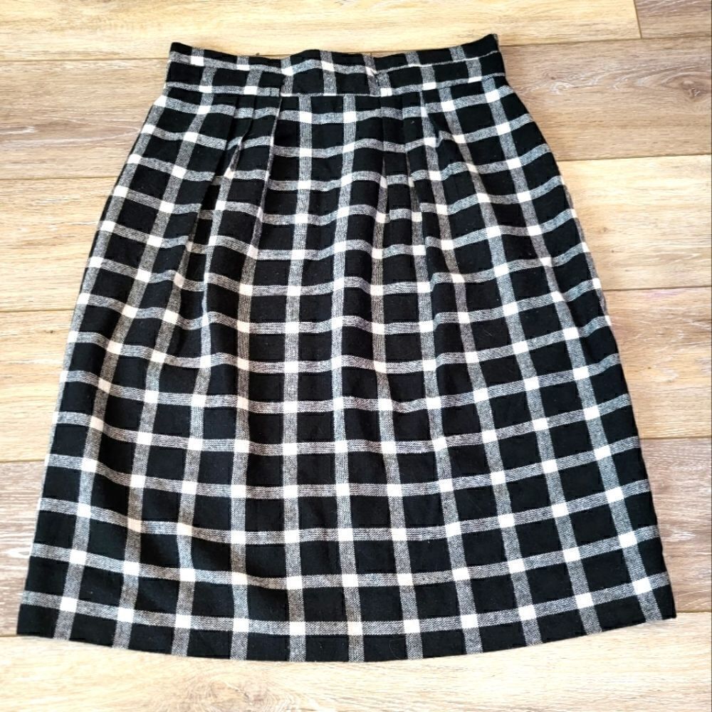 J.r. Bentley  vintage skirt  size xsmall black and white check pattern usa made